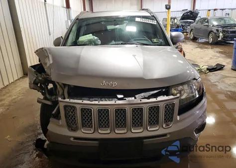 2016 Jeep Compass Latitude z USA, uszkodzony, nr VIN 1C4NJCEA9GD656027